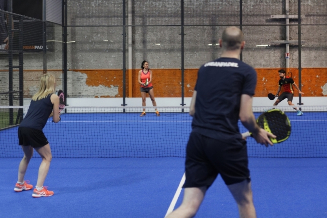 Joueurs UrbanPadel de dos